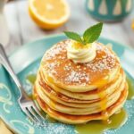 فطائر ليمون مبهجة على طبق مع شرائح ليمون وصباح مشمس