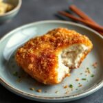 شريحة دجاج كاتسو مقلية ذهبية مقرمشة ولذيذة مع صلصة