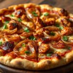 بيتزا دجاج باربيكيو مع بصل مكرمل حلو تبرز نكهة غنية ومغرية