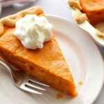 شريحة فطيرة بطاطا حلوة جنوبية ذهبية مع كريمة، مشهد دافئ ومريح