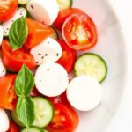 سلطة طماطم وخيار وموزاريلا طازجة مع ريحان وزيت زيتون
