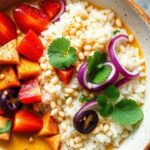 أطباق أرز كاري جوز الهند النباتية الاستوائية مع خضراوات ملونة