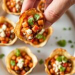 أكواب تاكو مقرمشة محشوة باللحم والجبن والخس مع صلصة حمراء