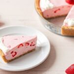 شريحة فطيرة آيسبوكس بالفراولة مبردة مع فراولة طازجة ونعناع