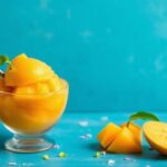 كوب سوربيه المانجو البارد بثلاث مكونات، لون برتقالي زاهي وملعقة