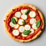 بيتزا رقيقة كلاسيكية بعجين رقيق وصلصة طماطم وشرائح موزاريلا طازجة بتفاصيل مبهجة