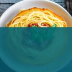 طبق قرع إسباغيتي مخبوز مع صلصة مارينارا غنية، دافئ ومُفتّت إلى خيوط مثالية.