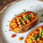 بطاطس حلوة محشية بحمص بافالو حار مع رذاذ صوص وبهارات شهية، وصفة لذيذة.