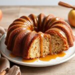 كعكة بندت الخريفية بجوزة التفاح والقرفة مع صوص القيقب اللامع، لقطة دافئة.