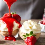 صوص فراولة منزلي غني لذيذ فوق الآيس كريم، مع لمسة كراميل وحلاوة مثالية.