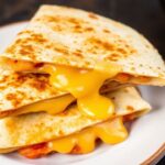 شواحط جبن ذائبة داخل توست مقرمش: لقمة مثالية لسهرة عشاء “Melty Cheese Quesadillas”