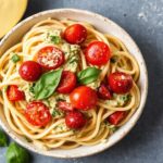 معكرونة كريمية بالبيستو وطماطم كرزية تضيف نكهة لا تصدق.