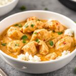 دجاج بالزبدة الكريمي في قدر الضغط الفوري، لذة سريعة ونكهة غنية.