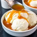 صوص كراميل مملح إيريسيبل ينسكب فوق آيس كريم، مغطّى بطعم لا يقاوم وسكّرية.