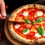 صورة بيتزا مارغريتا أصيلة شهية، تبرز نضارة الريحان والجبن والطماطم في تجربة مثالية.