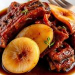 لحم أضلاع بقري طري متبّل بصلصة الكمثرى الحلوة والصويا، ببهارات جذابة ومظهر شهية.