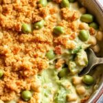 طبق غرين بين كاسيرول كريستلي مع صوص كريمي وبصل مقرمش يضفي سحرًا لذيذًا