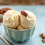 آيس كريم بانا كريمي بنكهة الفستق والجوز مع سكر ذهبي، وصفة نباتية لا تُنسى