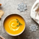 حساء عدس بالكرّاميل والزنجبيل بالزعفران الذهبي، شهي ومغذٍ بنكهة سوبرفوود تركوريم.