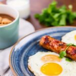 بيض مخفوق متبل مع نقانق شهية، أفضل فطور أو عشاء.