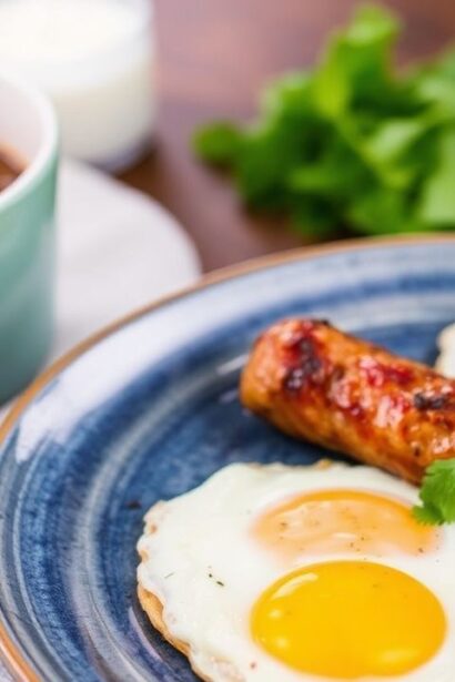 بيض مخفوق متبل مع نقانق شهية، أفضل فطور أو عشاء.