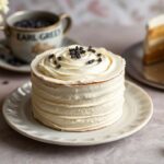 كعكة طبقات شاي إيرل غراي بعسل زبدة كريمي لحظات شاي لا تُنسى بتقديم فاخر