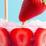 حلوى الفراولة المجمّدة الجذابة: برودة تَروّح وطعم يبهج—وَرَدَة منسجمة تضيف متعة لا تُقاوَم