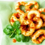 كالاماري مقلي مقرمش مع صوص مارينارا حار لاذع زينتي، طبق شهية لذيذ.