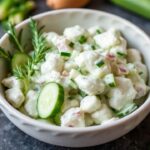 سلطة خيار وبصل كريمية منعشة بجوّ مائل للانتعاش وتقديم لطيف.