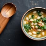 حساء الفاصوليا البيضاء والكرنب الشهية، طبق مغذٍ ودافئ مع نكهة غنية.