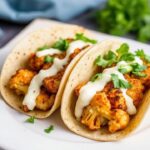 صور تورتيا مع قرنبيط محمّص وشرائح مع صلصة شيبوتلي آيولي حارة، لذيذة جدًا