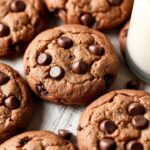 خَبزات رقائق الشوكولاتة بالزبدة على صينية، دليل مثالي لخطوات تحضير دفعة صغيرة.