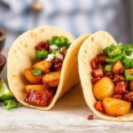 تacos فطور شوريزو وبطاطا شهية تحت شمس الصباح في أجواء “Sunrise Fiesta”.