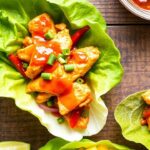 أجنحة التفاف خس بالدجاج الحار الحلو بنكهة زيس��ي، جاهز بسرعة وسهل.