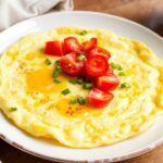 بيض عجة رقيق تحفة في مقلاة، وصفة 5 دقائق لنتيجة مثالية، fluffy perfection