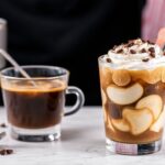 صورة حلوى القهوة غرانيتا مع كريمة بملعقة، باردة منعشة وجاهزة للتقديم، Chill & Thrill