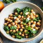 وعاء متوسطي سهل بحمص وكالي، نكهات مشرقة ومنعشة في صورة جذابة.