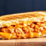 شطائر تونة حارة سريعة مع جبن ذائ ب وملمس ذهبي، مثالية خلال 15 دقيقة.