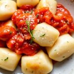 وجبة زلابية بطاطس إيطالية كلاسيكية أمريكية تُزين بصلصة غنية، لمذاق خالد.