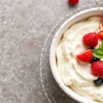 وعاء جبن قريش غني بالبروتين مع إضافات ملونة، مثالي لوجبة صباحية طاقة عالية.