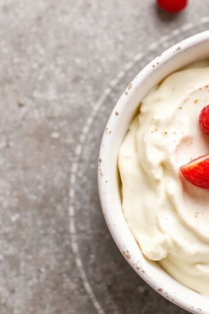 وعاء جبن قريش غني بالبروتين مع إضافات ملونة، مثالي لوجبة صباحية طاقة عالية.