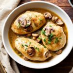 دجاج بالسكيلت مع صوص فطر كريمي سريع ولذيذ—وجبة دافئة لمدة 20 دقيقة