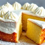 كعكة ليمون-ريكوتا مشرقة وحمضية، رشة زينة لامعة على سطحها، وصفة لذيذة