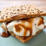 آيس كريم س’mores مع مارشميلو محمّص وكراميل، سحر النكهة الخيالية.