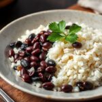 طبق أرز و فاصوليا سوداء شهي بنكهة غنية، طبق أساسي لا يُقاوم للعشاء.