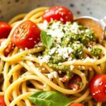 طبق باستا بيستو مع طماطم كرزية على مائدة، وصفة سريعة وسهلة 20 دقيقة.