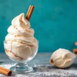 آيس كريم بقضبان القرفة المثالية بنكهة مدفّئة ولمسة سبايس على الطراز الكلاسيكي Creamery