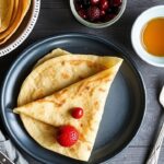 بالساتشينكن رقيقة بشكل مثالي مع حشوة شهية، إبداع الكريب النحيف المتقن.