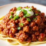سباغيتي مغطى بحساء شيل سينسيناتي كريمي ودافئ، طبق مدينة كلاسيكي سريع ولذيذ.