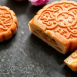 استمتع بمذاق قمرات Lotus Seed Mooncakes الكلاسيكية، لحظة خالدة في كل لقمة.